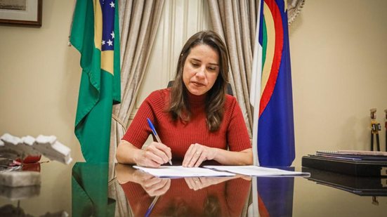 Foto da governadora Raquel Lyra assinando documentos no Palácio do Campo das Princesas - Foto: Janaína Pepeu / Secom