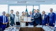 Ao lado da governadora Raquel Lyra (PSDB), do prefeito do Recife, João Campos (PSB), e outras lideranças, Lula assinou o acordo nesta terça-feira (11) - Foto: Ricardo Stuckert