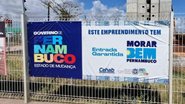 Foto que exibe uma placa contendo informações sobre o programa Morar Bem Pernambuco, do Governo do Estado - Foto: Divulgação / GOV-PE
