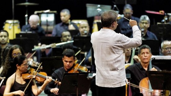Foto da Orquestra Sinfônica do Recife, sob regência do maestro Lanfranco Marceletti - Foto: Marcos Pastich / PCR