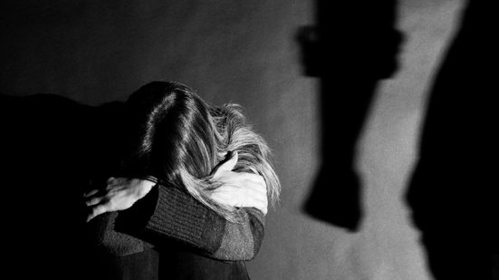 Ilustração de uma mulher vítima de violência doméstica - Foto: Getty Images
