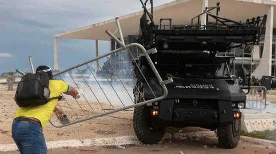 Imagem da expulsão da orda de invasores que tentou destruir a sede dos três poderes, em Brasília - Foto: Joedson Alves / Agencia Brasil