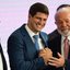 O prefeito João Campos aperta a mão do presidente Lula enquanto sorriem, ao lado está o vice-presidente Geraldo Alckmin