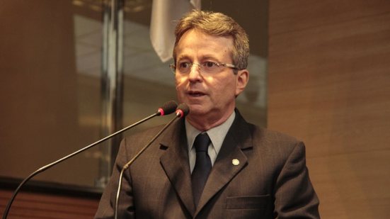 João da Costa, na tribuna da Câmara Municipal, para onde deseja voltar nestas eleições - Câmara do Recife