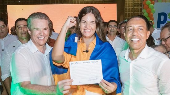 André de Paula, Mirella Almeida e Professor Lupércio durante filiação da ex-secretária no PSD - Reprodução redes sociais Mirella Almeida