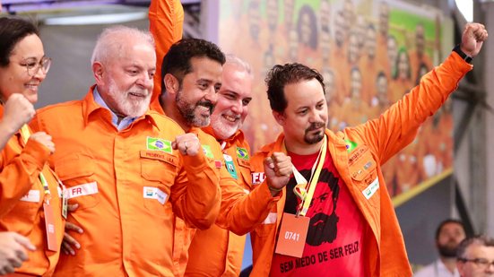 Sinésio Pontes (de camisa vermelha) ao lado de Lula em evento da refinaria em Suape - Sindipetro/Divulgação