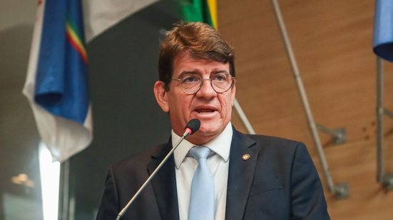 Alcides Cardoso falando na tribuna da câmara