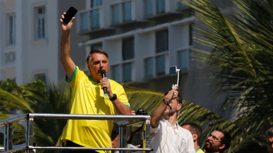 Jair Bolsonaro durante manifestação na Orla de Copacabana em abril de 2024 - Fernando Frazão/Agência Brasil