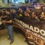 Governadora atende sindicalistas, na chegada a evento de segurança, no Recife Antigo - Sinpol/divulgação