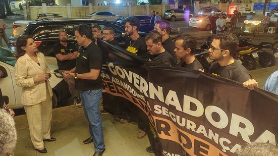 Governadora atende sindicalistas, na chegada a evento de segurança, no Recife Antigo - Sinpol/divulgação