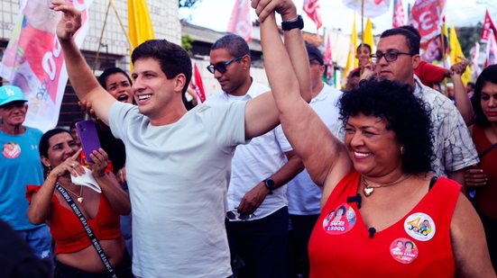 João Campos, neste sábado, prestigiando inauguração do comitê de Suzi Rodrigues - Jamildo.com