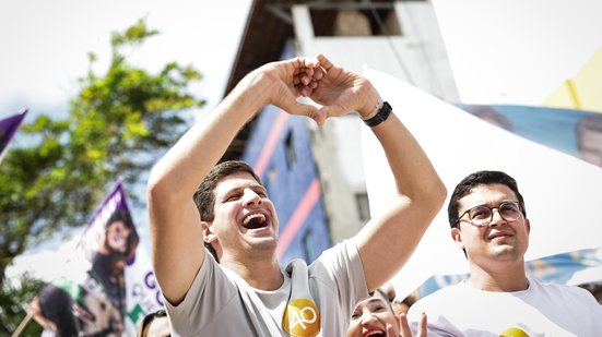 João Campos em caminhada na Zona Sul - Foto: Rodolfo Loepert e Edson Holanda / Frente Popular do Recife