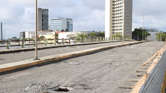 A ponte giratória permitia a passagem de embarcações pelo Rio Capibaribe, essencial para o comércio e a economia local - Yan Lucca / Jamildo.com