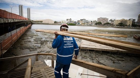 A ponte giratória permitia a passagem de embarcações pelo Rio Capibaribe, essencial para o comércio e a economia local