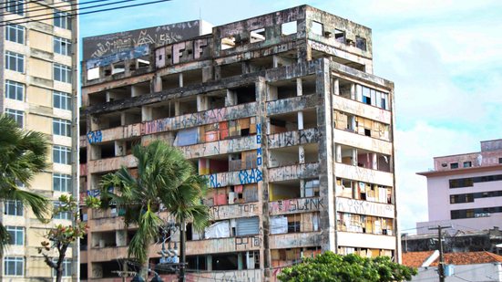 Prédio fica localizado no centro do Recife e já foi ocupado por movimentos de moradia popular - Yan Lucca/Jamildo.com