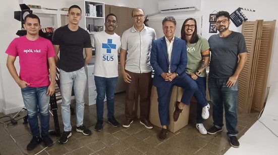 Guilheme Camilo, da equipe da Tempus, foi trabalhar com a camisa do SUS na volta do historiador ao trabalho, depois de passar mal com um enfarto - Divulgação