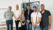 O secretário de Educação, Aldexandre Schineider, recebe grupo de concursados e deputado do PT - Reprodução