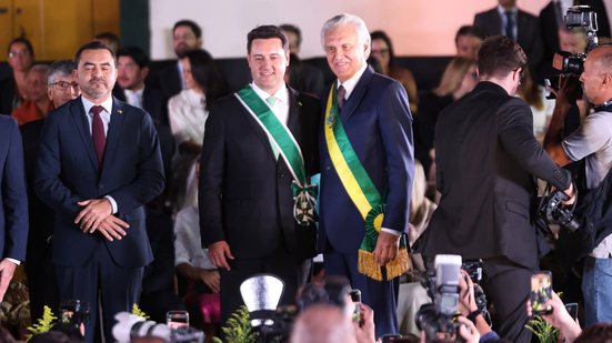 Ratinho Júnior recebe medalha de Ronaldo Caiado
					
					
					Jonathan Campos/SECOM