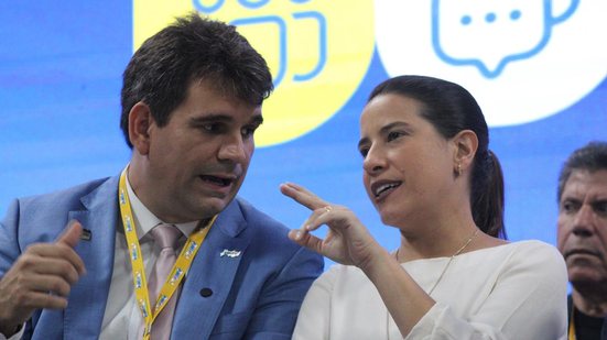 Marcelo Gouveia, presidente da AMUPE, com a governadora Raquel Lyra
					
					
					DIVULGAÇÃO