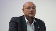 Mozart Sales fala em microfone