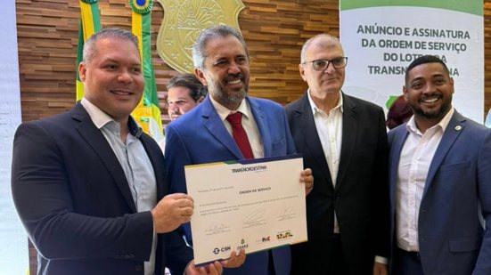 Diretor da Sudene e governador Elmano de Freitas assinam ordem de serviço de novo lote da Transnordestina - Divulgação