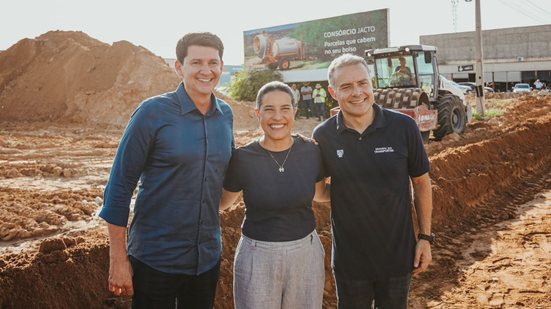 Ao lado de Raquel Lyra, Simão Durando e Renan Filho, que recebeu pedido sobre entrega de ponte - Janaína Pepeu/Secom