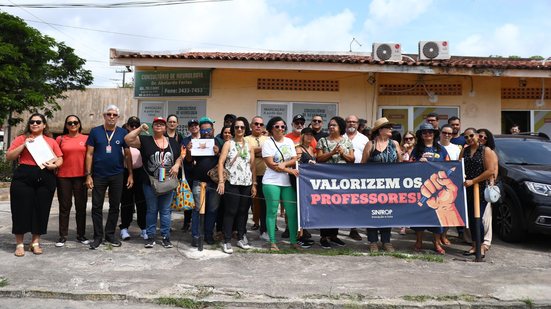 Professores de Paulista protestam em frente ao MPPE por salário e terço de férias em atraso - Divulgação Sinprop