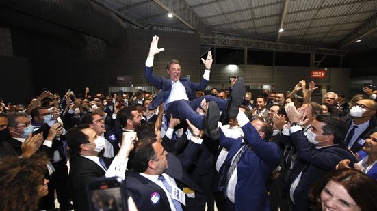 O advogado Fernando Ribeiro Lins, no momento da consagração da vitória, no Classic Hall - OAB/Divulgação