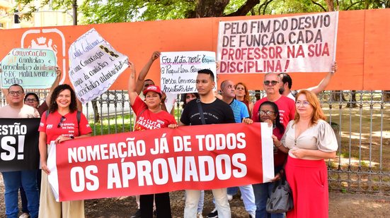 Professores e analistas protestaram na quarta (19) pela convocação dos profissionais da educação no cadastro reserva - Agência JCMazella/Sintepe