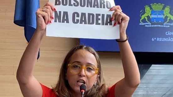 Vereadora do Pt Kari Santos protesta contra Bolsonaro - Pamella Biernaski