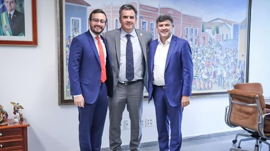 Eduardo da Fonte, junto ao filho, Lula da Fonte e o senador Ciro Nogueira prometem emenda paras as obras do Hospital do Câncer de Araripina - Divulgação