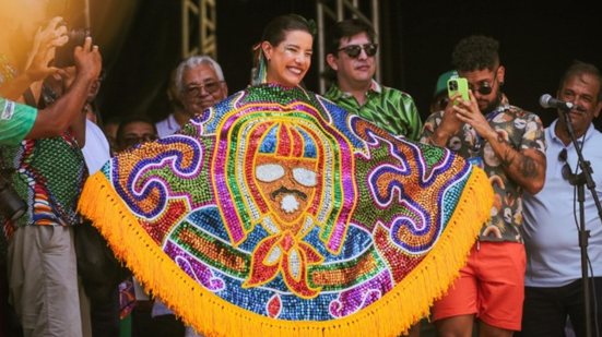 Raquel Lyra recebeu manto do maracatu no Carnaval de 2024 - Ray Evllyn/Sec da Mulher