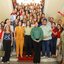 Na escadaria do Palácio, Raquel Lyra e Priscila Krause sorriem com diversos professores ao lado. Vários estão nas escadas