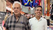 Ex-governador Jarbas e o filho, no mercado da Encruzilhada - Thiago Lemos/Divulgação