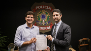 João Campos ao lado do superintdentente da PF, Antônio de Pádua - Edson Holanda/PCR