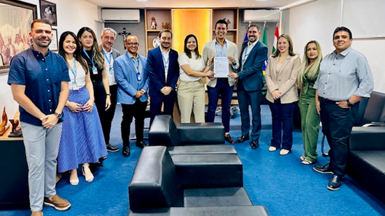 O prefeito de Caruaru, Rodrigo Pinheiro, além da vice-prefeita de Caruaru, Dayse Silva, assinaram o contrato, na presença do superintendente de Rede da CAIXA, Romero Cavalcanti - Divulgação