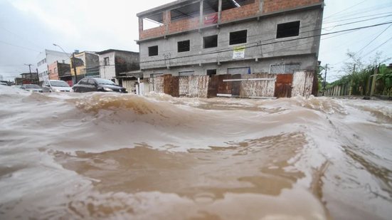 De acordo com o Inmet, são esperados volumes de chuva entre 30 a 60 mm/h ou 50 a 100 mm/dia, o que representa risco real de alagamentos, deslizamentos de encostas e transbordamento de rios, especialmente em áreas vulneráveis. - Foto: Marlon Costa/Pernambuco Press via G1