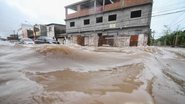 De acordo com o Inmet, são esperados volumes de chuva entre 30 a 60 mm/h ou 50 a 100 mm/dia, o que representa risco real de alagamentos, deslizamentos de encostas e transbordamento de rios, especialmente em áreas vulneráveis. - Foto: Marlon Costa/Pernambuco Press via G1