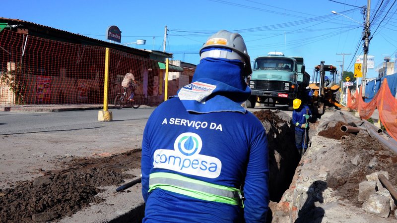 Compesa realiza obra emergencial na rede coletora de esgoto, em São José