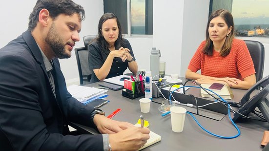 O deputado se reuniu com Luciana Albuquerque e Maíra Fischer - Divulgação