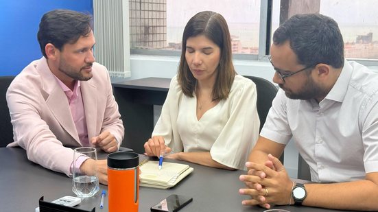 O deputado estadual Gilmar Júnior, a secretária de Saúde, Luciana Albuquerque, e o secretário de Governo, Gustavo Monteiro. - Divulgação