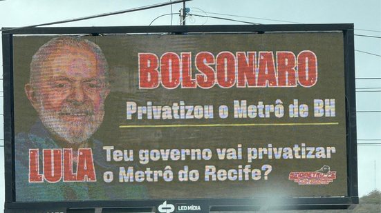 Metroviários colocaram mensagem em painéis de LED de locais próximo a agenda de Lula em Pernambuco - Reprodução