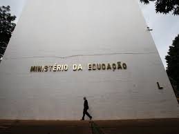 Articulista comenta a disputa entre MEC e OAB pelo futuro da formação em Direito - Internet