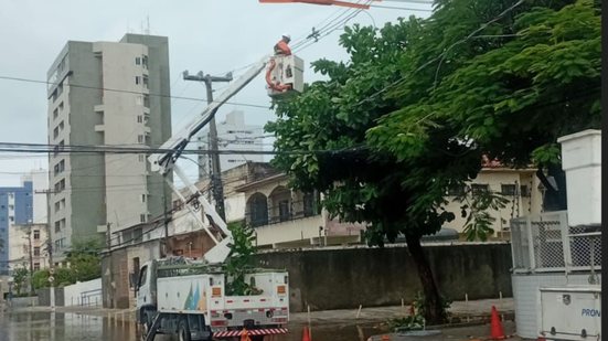 Caminhão da neoenergia trabalhando em dia de chuva no Recife - DIVULGAÇÃO