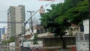 Caminhão da neoenergia trabalhando em dia de chuva no Recife - DIVULGAÇÃO