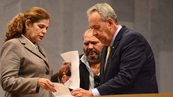 O presidente do Conselho Distrital de Fernando de Noronha, Milton Luna, leva ocumento a Porto, na Alepe - Divulgação