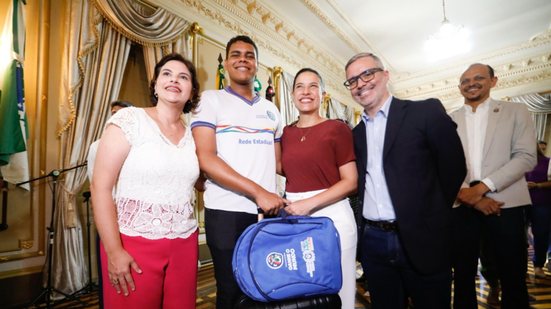 Raquel Lyra entregando kits do ganhe o mundo para estudantes - Hesíodo Góes