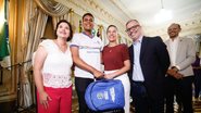 Raquel Lyra entregando kits do ganhe o mundo para estudantes - Hesíodo Góes