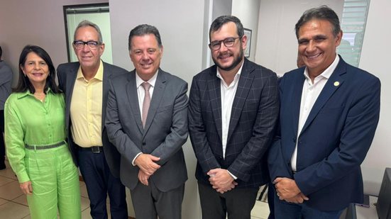 Presidente da Alepe, Álvaro Porto vai à convenção do PSDB acompanhado de Gabriel Porto e Sandra Paes - DIVULGAÇÃO