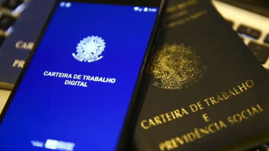 Maioria dos brasileiros prefere trabalhar com a carteira assinada, mesmo que receba abaixo - Marcelo Camargo/Agência Brasil
